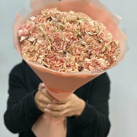 Букет из 49 персиковых гвоздик