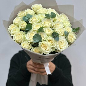 Букет  из 31 белых роз с эвкалипом