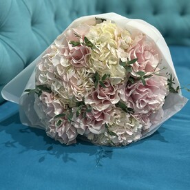 Нежный букет с французскими розами, гортензией и эвкалиптом🤍