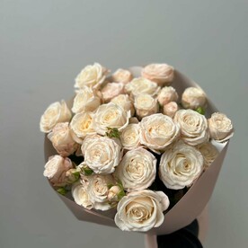 Букет из 9 кустовых пионовидных роз