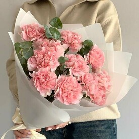 Монобукет из 11 розовых диантусов с эвкалиптом