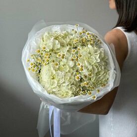 Букет из белых гортензий и танацетума