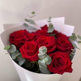 Букет из 9 роз с эвкалиптом