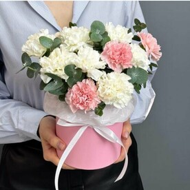 Коробка из диантусов и эвкалипта