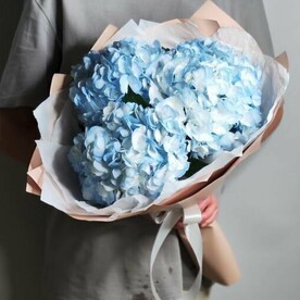 Букет из 3 голубых гортензий