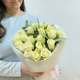 Букет из 25 белых роз с эвкалиптом 40 см