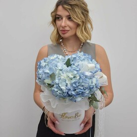 Коробка из голубых гортензии