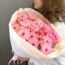 Букет из 5 персиковых кустовых хризантем