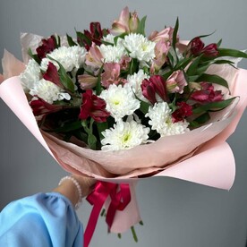 Букет из альстромерий и кустовой хризантемы