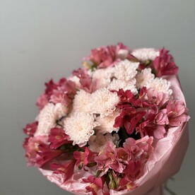 Букет из кустовых хризантем и альстромерий