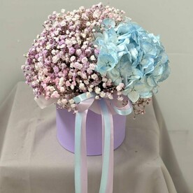 Коробочка из голубой гортензии и гипсофилы