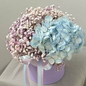 Коробчка из голубой гортензии и гипсофилы