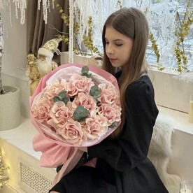 Букет французских роз с эвкалптом в розовой упаковке