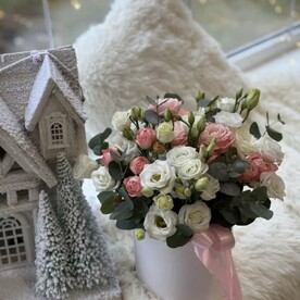 Нежная композиция в шляпной коробке