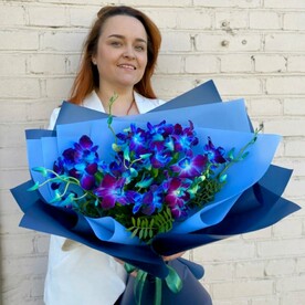 Космический букет из синих орхидей