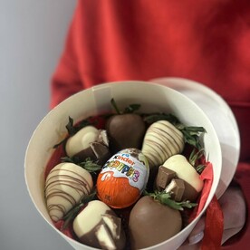 Клубника в шоколаде с Киндер сюрпризом