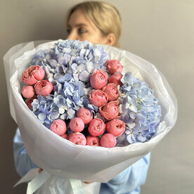 Милый букет из гортензий и пионовидных роз