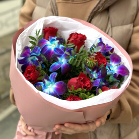 Космические орхидеи с прекрасной яркой розой