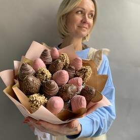 Сочный букет из клубники в шоколаде