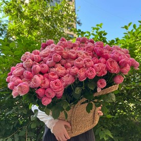 Огромная корзина пионовидных роз