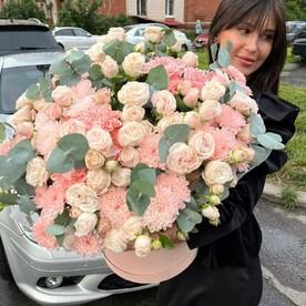 Большой букет в шляпной коробке с розами и хризантемами