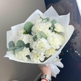 Нежные белые диантусы с эвкалиптом