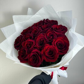 15 бордовых роз в белоснежном оформлении