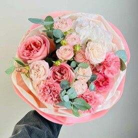 Яркие крупные розы с кустовой розой и диантусами