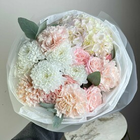 Нежное облако из роз, диантусов и хризантемы