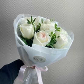 9 ароматных роз с зеленью в упаковке