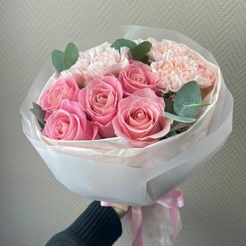 Розовые розы с диантусами и эвкалиптом в стильном оформлении