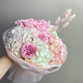 Ароматные розовые розы с гортензией