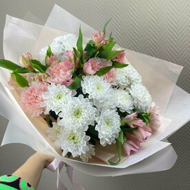 Пышная кустовая хризантема с альстромерией