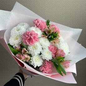 Пышная кустовая хризантема с розовыми диантусами и альстромерией