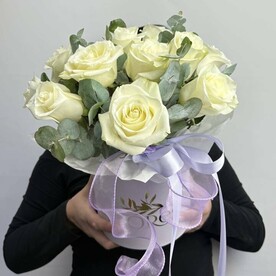 11 белых роз с эвкалиптом в шляпной коробочке