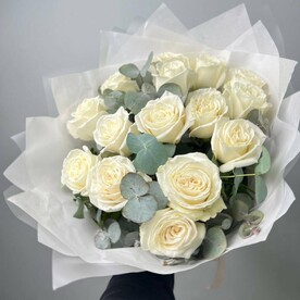 15 белых роз с эвкалиптом в стильной упаковке