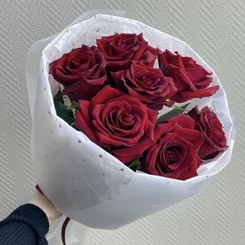 7 красных роз в упаковке