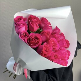 19 ярких малиновых роз в упаковке