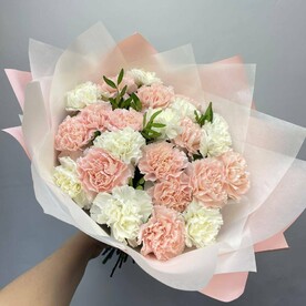 23 стойких диантуса в нежном оформлении