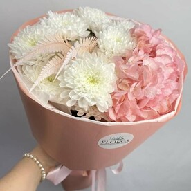 Розовая гортензия с пышной хризантемой