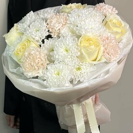 Нежный букет с пышной хризантемой и розами