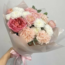 Пионовидные розы с хризантемой и диантусами