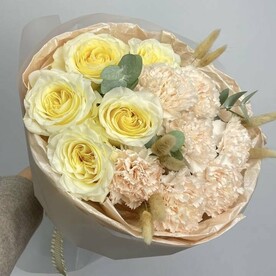 Сливочные розы с диантусами и эвкалиптом