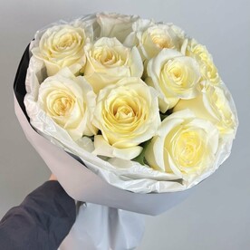 11 сливочных роз в серой упаковке