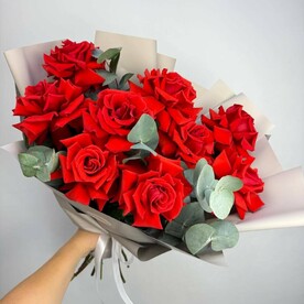 9 красных французских роз с эвкалиптом