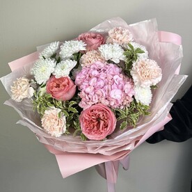 Пышная хризантема с розами и диантусами