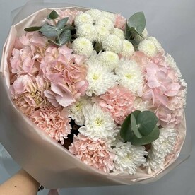 Нежный букет с диантусами и гортензиями