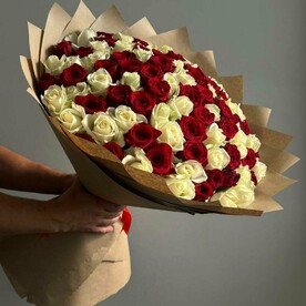 Букет из белых и красных роз 101шт 60 см