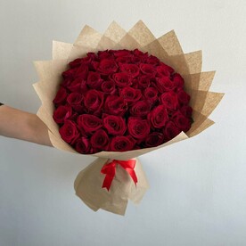 Большой монобукет из 51 красной розы в крафте 50см