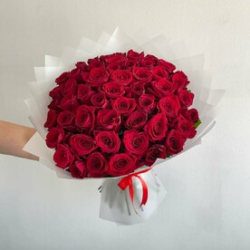 Красивый букет из 51 красной розы в белой упаковке 50см